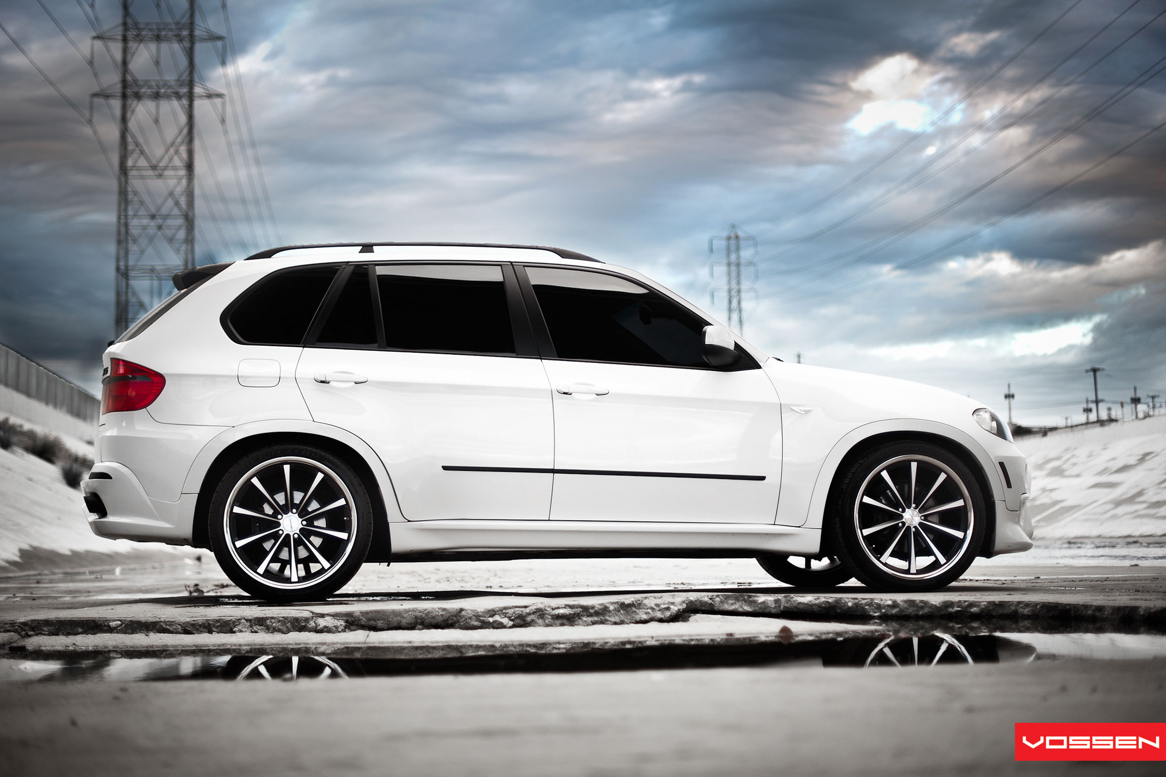 18 x 5 4 8. R22 BMW e70. БМВ х5 е70 белый. Диски Vossen BMW x5. BMW x5 e70 белый на чёрных дисках.